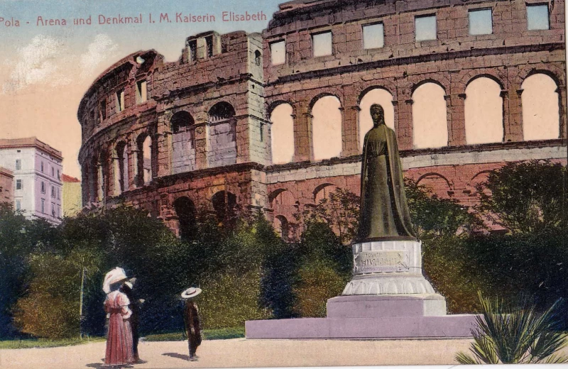 PULA POLA ISTRA HRVATSKA ARENA LJUDI DENKMAL    STARA RAZGLEDNICA 