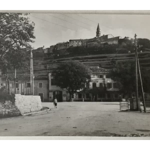 Buzet: stara razglednica pogled na brad na brijegu