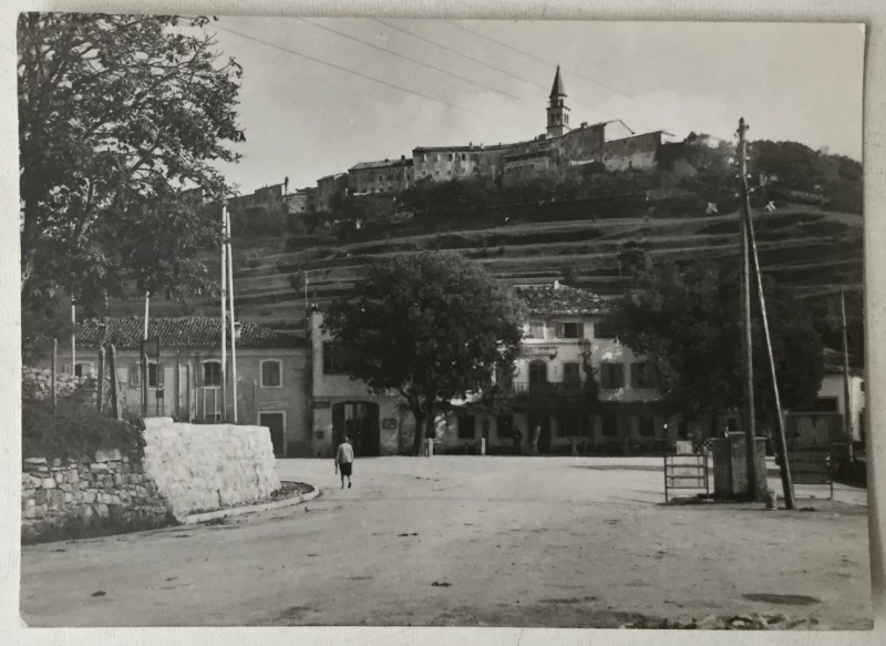 Buzet: stara razglednica pogled na brad na brijegu