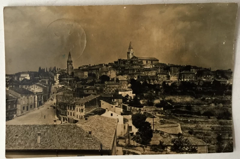 Buje: stara razglednica pogled na grad