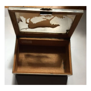 KUTIJA ZA CIGARETE, DRVO  SA NIKLOVANIM OKOVIMA PO RUBOVIMA I STAKLENIM POKLOPCEMUKRAŠENIM MOTIVOM PSA, IZRADA AUGUST SIRK, WIEN