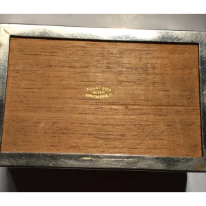 KUTIJA ZA CIGARETE, DRVO  SA NIKLOVANIM OKOVIMA PO RUBOVIMA I STAKLENIM POKLOPCEMUKRAŠENIM MOTIVOM PSA, IZRADA AUGUST SIRK, WIEN