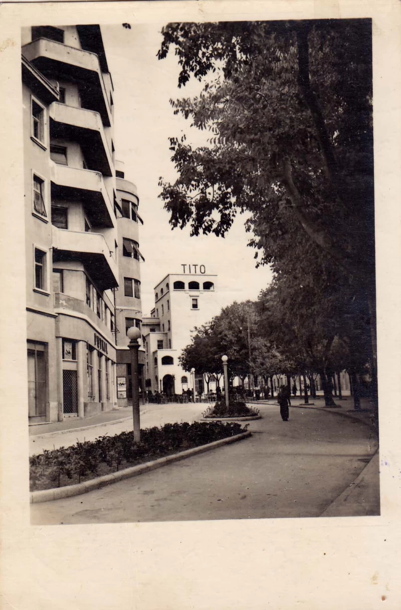POLA PULA ISTRA HRVATSKA ULICA ZGRADA NATPIS &quot; TITO &quot; FOTOGRAFIA STARA RAZGLEDNICA 1962