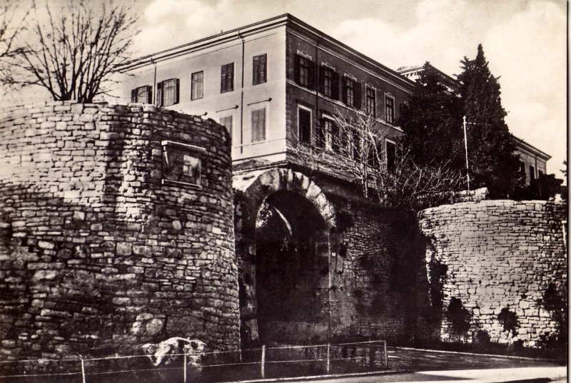 POLA PULA OTOK BRIONI  PORTA ERCOLE E BASTIONI TVRDAVA VELIKI FORMAT STARA RAZGLEDNICA 