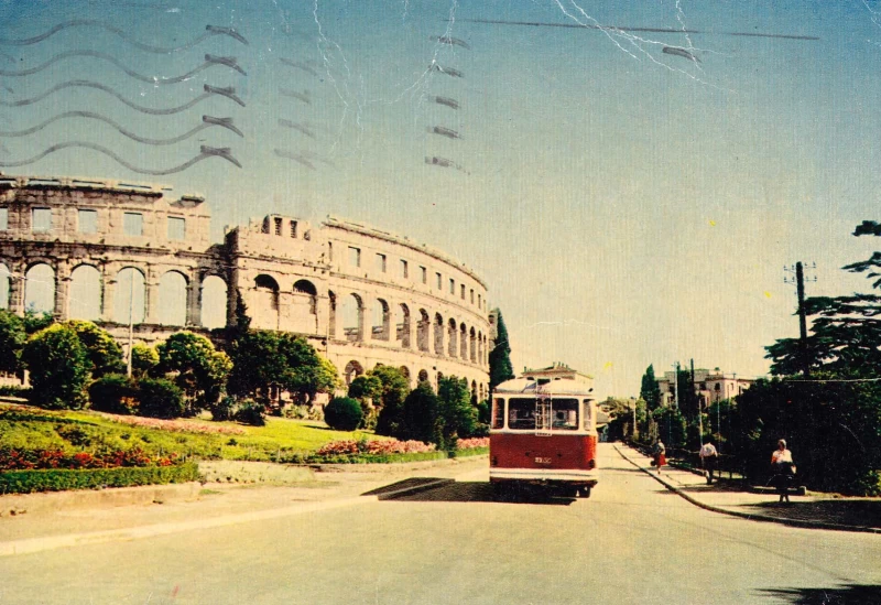 POLA PULA ARENA AUTOBUS BUS VELIKI FORMAT STARA RAZGLEDNICA 1962