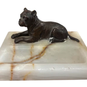 Brončana figurica psa na mramornoj bazi