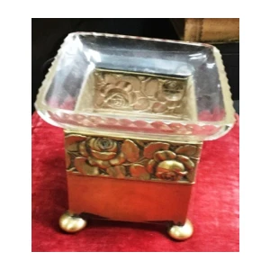 stara posuda sa ružama na nogama , za bombone ,  sa umetnim dijelom od kristalnog stakla