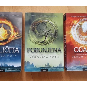 Veronica Roth :Različita, Pobunjena, Odana
